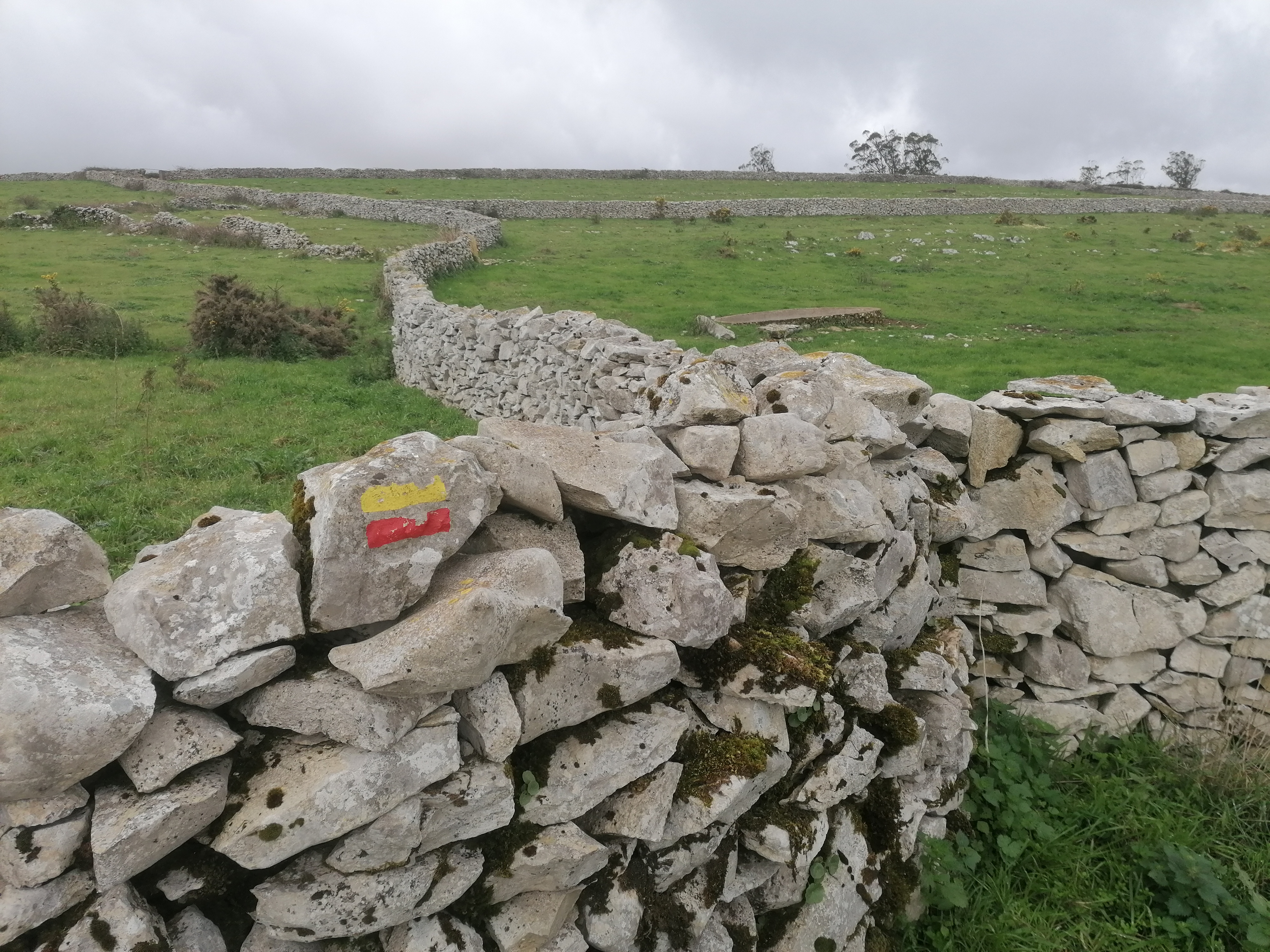 Marca de Pequena Rota (PR) pintada em muro de pedra na Serra de Aire