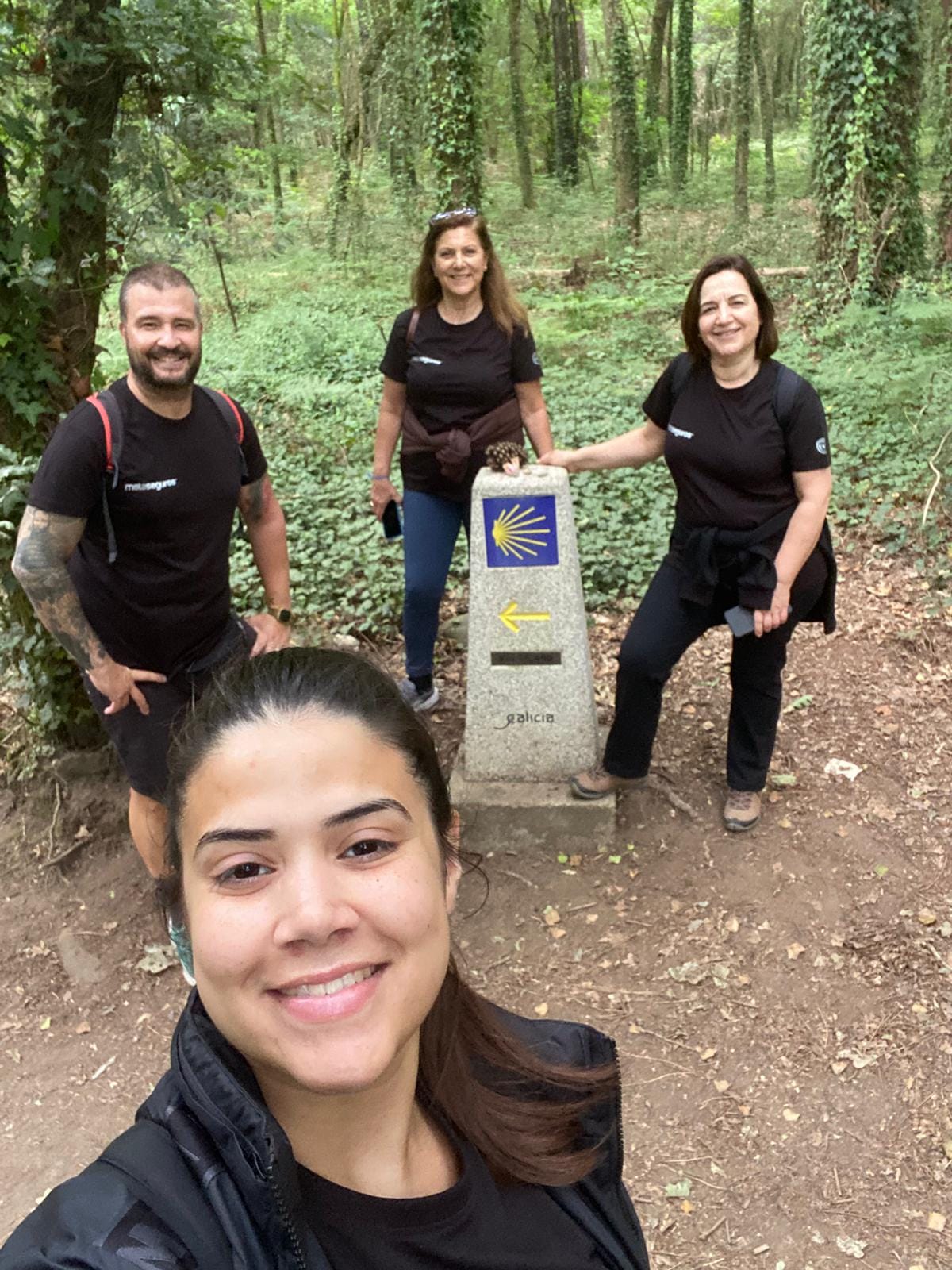 Foto de equipa Metaseguros junto a marco do Caminho